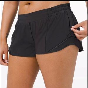 Black lululemon hotty hot 2.5” shorts